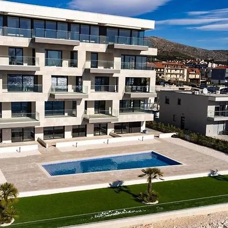 Luxury With Heated Pool 아파트