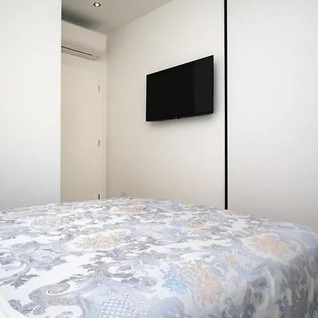 Luxury With Heated Pool 아파트 트로기르