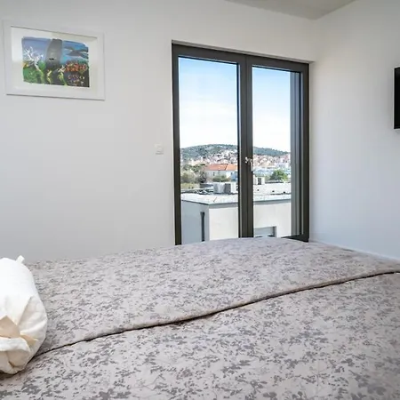 Luxury With Heated Pool 아파트 트로기르