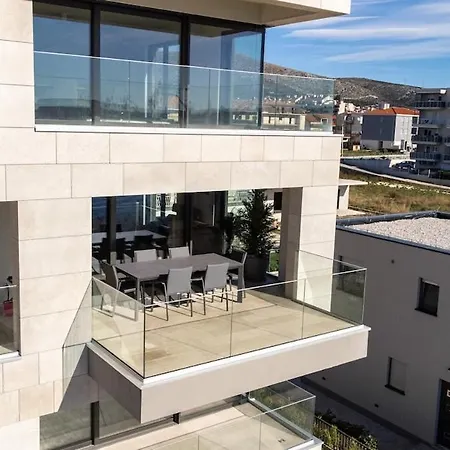 Luxury With Heated Pool 아파트 트로기르