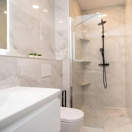 아파트 Luxury With Heated Pool
