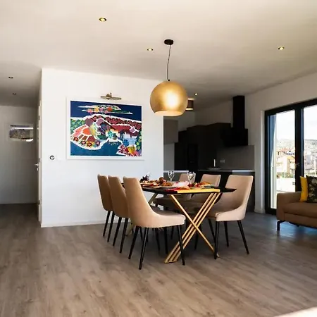 Luxury With Heated Pool Apartmán