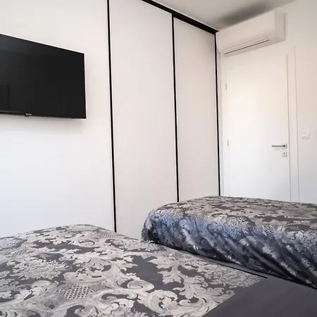 Luxury With Heated Pool Apartmán